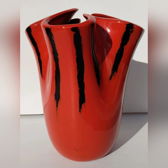 Vintage STRIKING SCARLET RED pinched vase art pottery ruffle ceramic black MCM - Picture 3 of 8